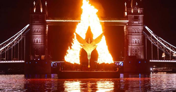 Giant Avatar sculpture lights up London's Thames ahead of Fire and Ash premiere