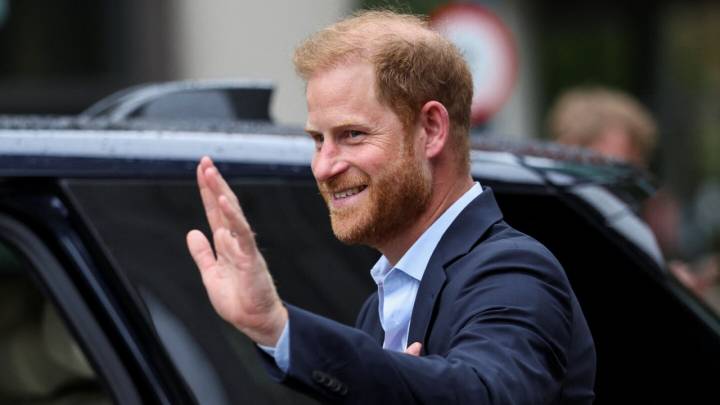 El príncipe Harry hace una aparición sorpresa en programa de televisión con bromas a las películas navideñas y a Donald Trump