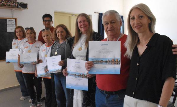 Se entregaron diplomas de reconocimiento a adultos mayores que participaron de los Juegos Chubutenses