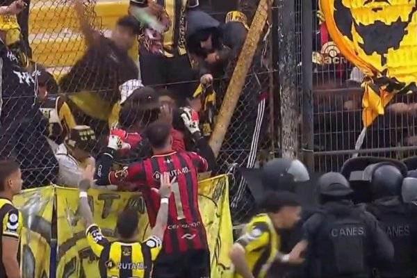 Escándalo en la final del Ascenso: los hinchas de Deportivo Madryn invadieron el campo de juego y les tiraron piedras a la policía