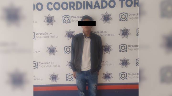 Detienen a joven ebrio por consumir bebidas alcoholicas en plena vía pública en Torreón; se quedó dormido
