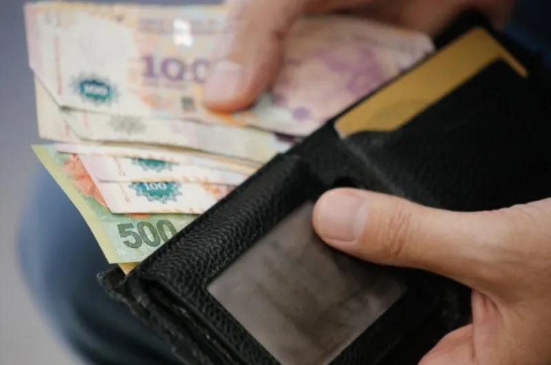 Salario mínimo: el Gobierno fijó el nuevo monto por decreto, ¿en cuánto queda?