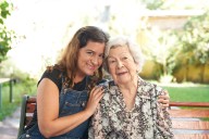 Ante aumento de soledad en diciembre: Fundación Las Rosas activa campaña para acompañar a mayores en Navidad