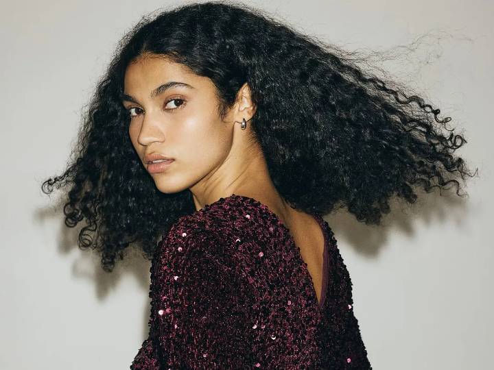 Éxito total con las amigas: los 8 looks perfectos para una cena de Navidad con estilo y elegancia