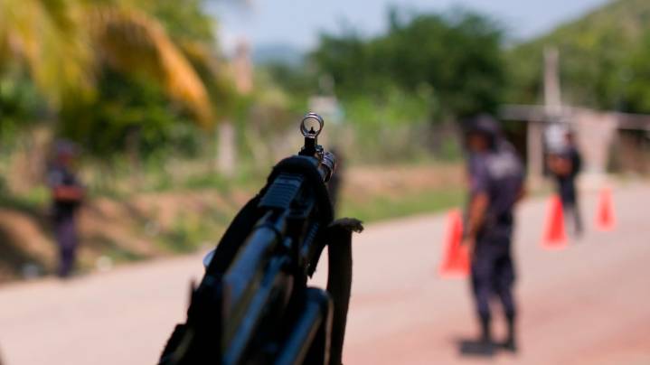 Alertan por falsos retenes en carreteras de México para extorsionar a migrantes que vienen de EE.UU.