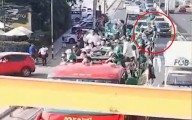 Nuevas imágenes de hincha del Palmeiras lo muestra sentado sobre baranda de bus