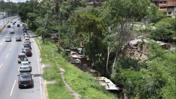 Rescataron a una mujer en la carretera Petare-Guarenas: Una llamada encendió la alarma
