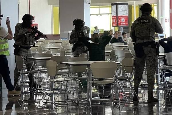 Simulan ataque con toma de rehenes en Aeropuerto de Toluca
