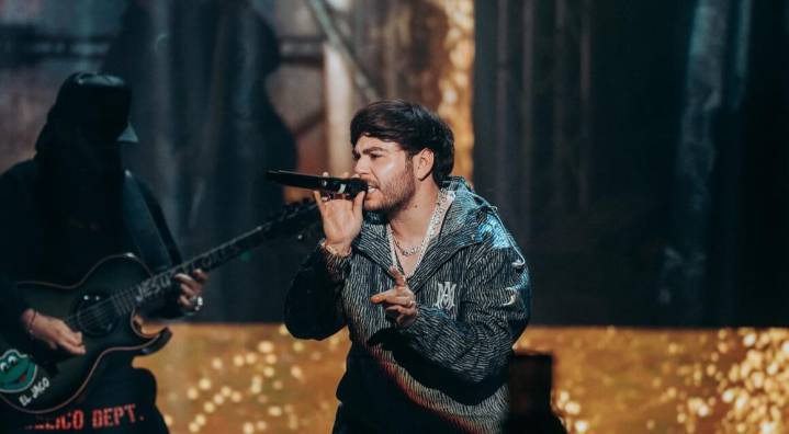 Cerraría el 2025 con cinco artistas sancionados por cantar narcocorridos aquí