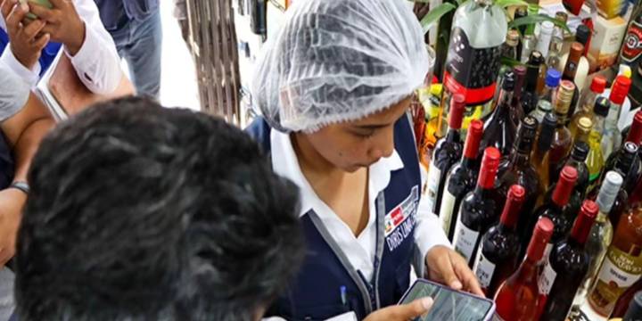 Más de 120 bebidas adulteradas con metanol son retiradas en Lima durante operativos por fiestas de fin de año