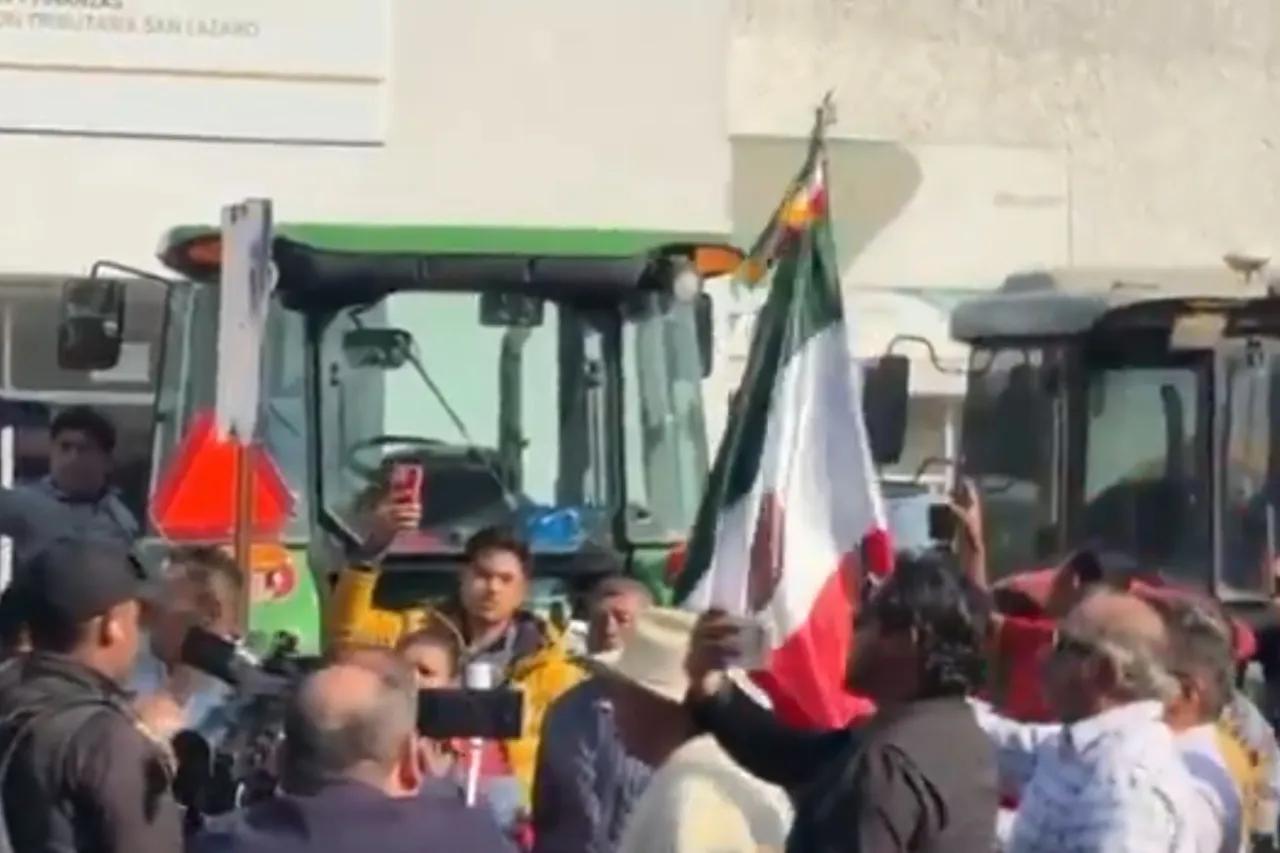Campesinos llegan en tractor a San Lázaro para frenar dictamen la Ley de Aguas