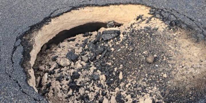 Un gran agujero en la calzada obliga a cerrar la autopista 18 cerca de Kermit