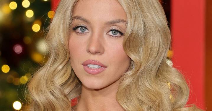 Sydney Sweeney transforms into old-school Hollywood bombshell in 'boob spill' dress