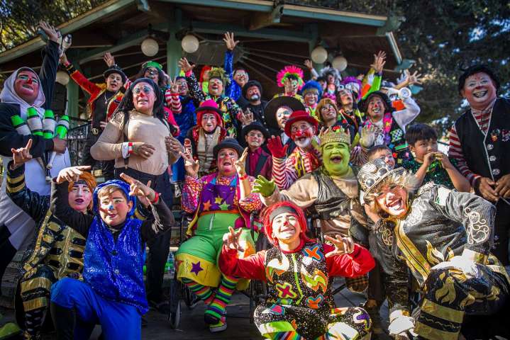 Hacen hermoso y colorido desfile por el Día Nacional del Payaso en la Zona Centro