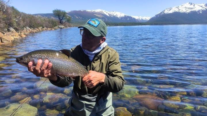 El pueblo con 250 habitantes ideal para pescar en lagos de la Patagonia