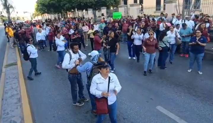 Trabajadores de COMAPA bloquen avenida Hidalgo