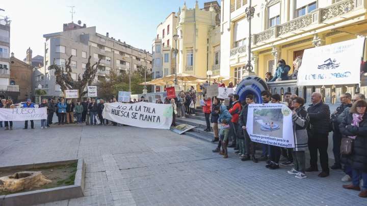 Unas 200 personas claman por los barrios y piden soluciones al Ayuntamiento