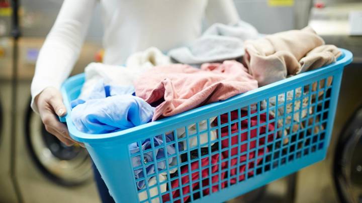 La limpieza de la ropa comienza al tirarla la cubo: esto es lo que haces mal y tienes que cambiar