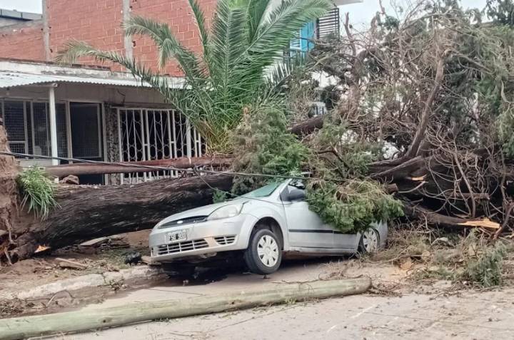 Frías: numerosas familias afectadas y suspensión de clases por el paso del feroz tornado