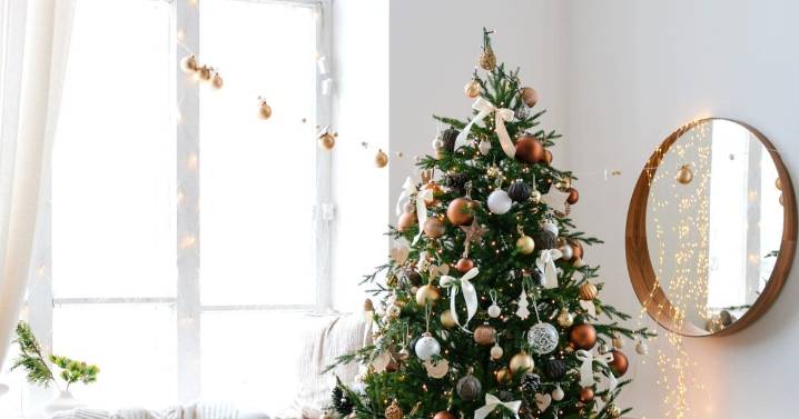 10 Minimalist Holiday Decor Ideas for a Chic, Clean