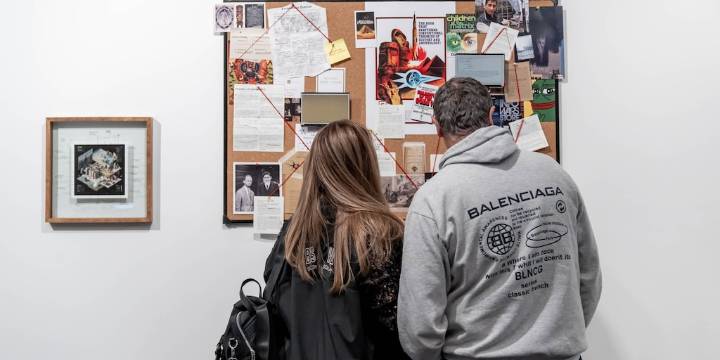 Una muestra ingresa en la I.A. y las conspiraciones, con una instalación que invita a desafiar la realidad