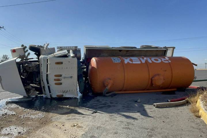 Vuelca camión de desazolve y provoca derrame de aceite en Ramos Arizpe