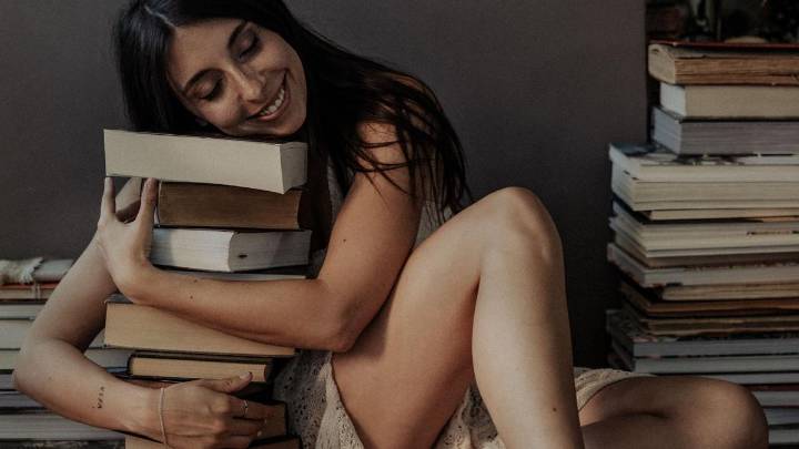 Patricia de la Calle, de Plasencia, presenta su primera novela, 'Cuando escribíamos postales'