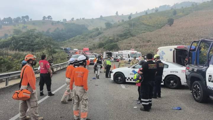 Dos fallecidos y 22 lesionados en Chiapas tras volcadura de autobús
