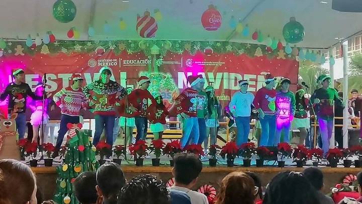 Reúne a familias y comunidad escolar Festival Navideño en el Cetis 100