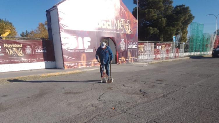 Atienden a diario con limpieza la Villa Navideña