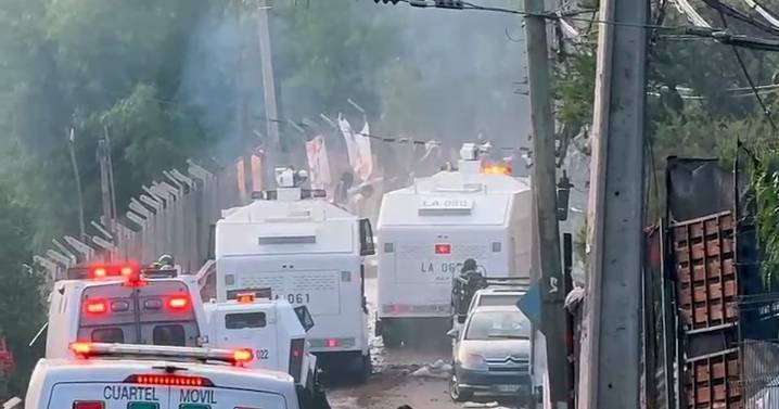 Barricadas y detenidos: los hechos que han marcado el caótico desalojo de 30 familias en Cerro 18 de Lo Barnechea