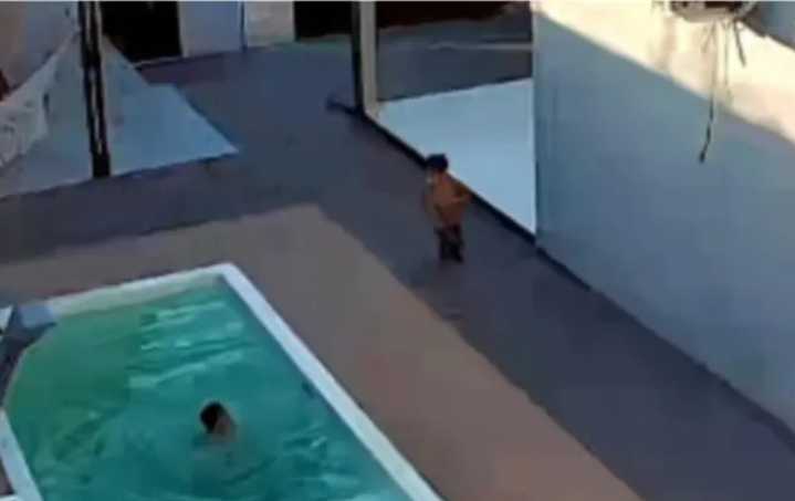 Video: Padre rescata a sus dos hijos a punto de ahogarse en una piscina