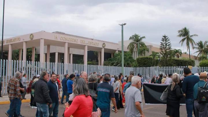 Jubilados de la UAS logran el pago de prima vacacional y aguinaldo tras reunión con SEGOB