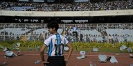 Los videos y las fotos de los disturbios tras la visita de Lionel Messi a un estadio de la India: el caos que se desató y los destrozos del público