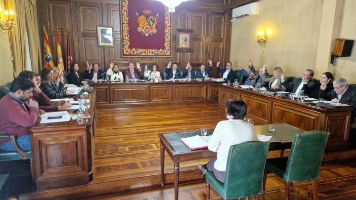 El Ayuntamiento de Teruel pide la dimisión de Pedro Sánchez por "vivir envuelto en investigaciones y escándalos"