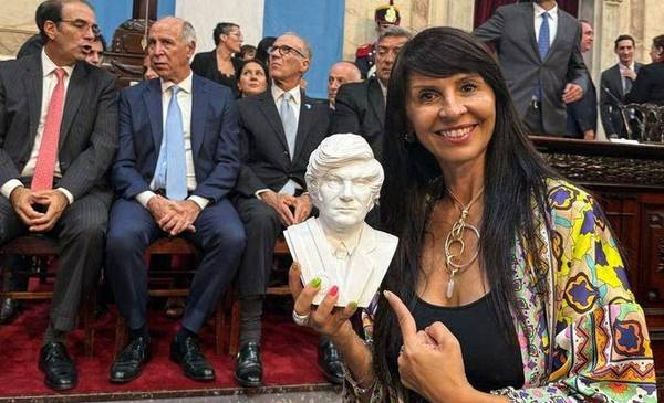 Villaverde retiró su renuncia en Diputados y continúa siendo un problema para LLA