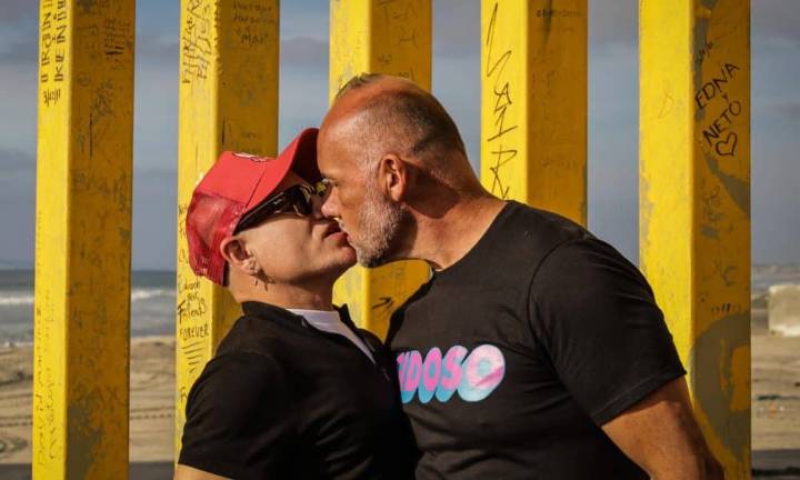 Personas que viven con VIH desafían “con besos” el estigma en la frontera México