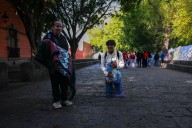 Peregrinos recorren la Calzada San Diego rumbo al Santuario de Guadalupe