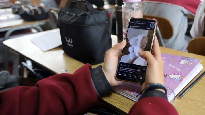 Congreso despacha ley que prohíbe el uso de celulares y dispositivos móviles en colegios: ¿En qué consiste?