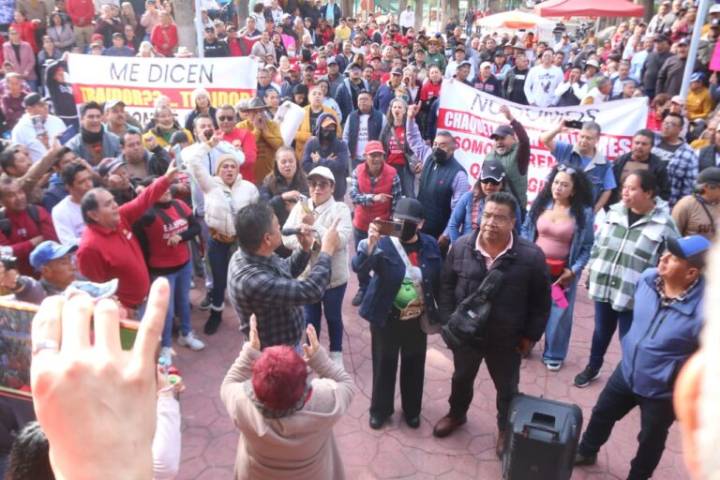 Tensión, caos y acusaciones de traición: así se vivió la asamblea sindical en Pachuca