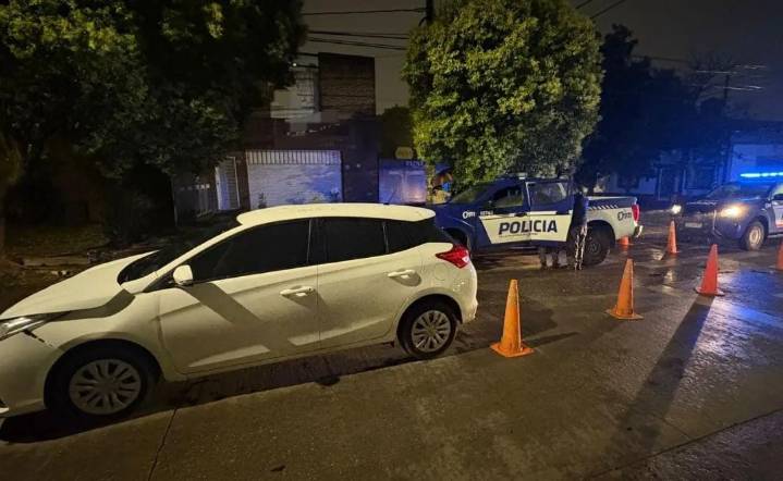 Barrio Jardín: una conductora alcoholizada chocó a un móvil policial en horas de la madrugada