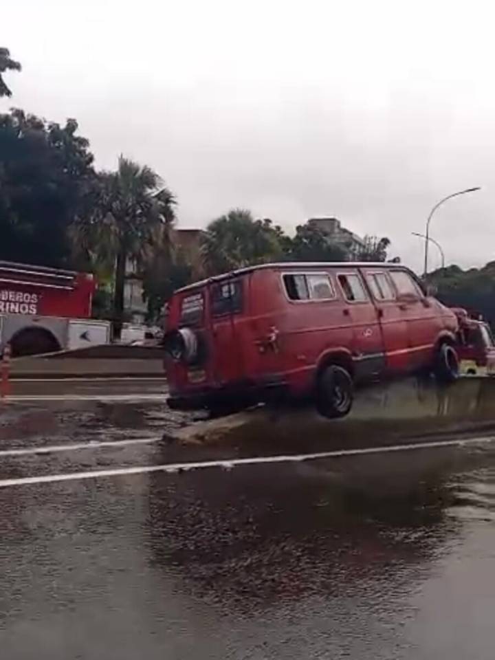 Se coleó por irrespetar el asfalto mojado