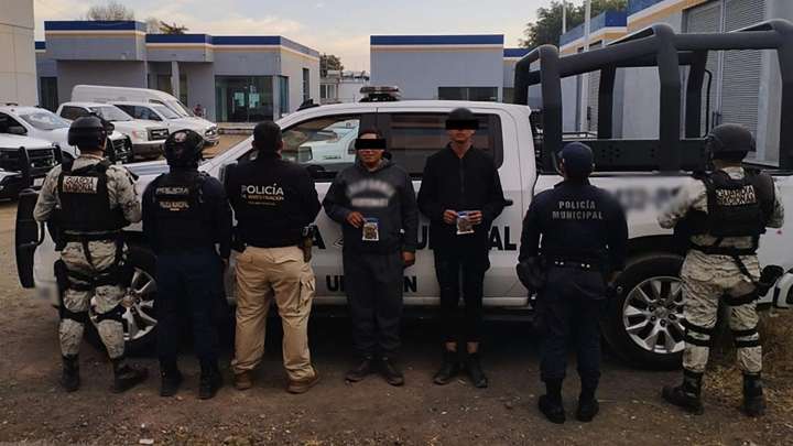 Detienen a 4 y Aseguran 13 Vehículos y un Artefacto Explosivo en Michoacán