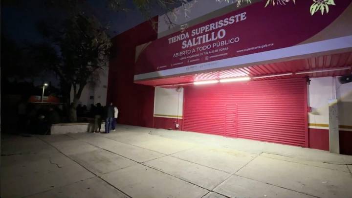 Madrugan para obtener su pensión; atienden convocatoria de Secretaría del Bienestar