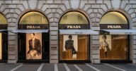 Prada concretó la compra de Versace y buscará competir mano a mano con Louis Vuitton