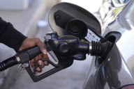 Gas prices: US average drop below $3 — except in these states