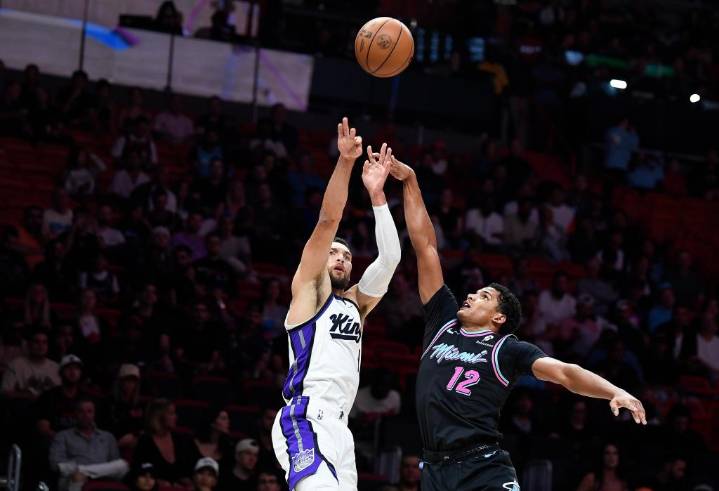 LaVine anota 42 puntos, Kings vencen a Heat 127-111 y rompen racha de cuatro derrotas – Chicago Tribune