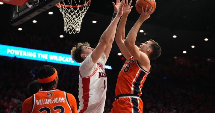 Peat scores 18 points, No. 2 Arizona blows out No. 20 Auburn 97