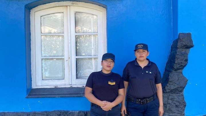 Oficiales de la Comisaría de la Mujer salvaron a un bebé que se ahogaba con un juguete