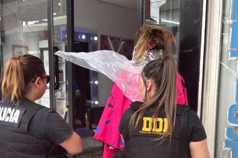 Se estaba tiñendo el pelo y fue detenida: "Dejame que me saque las mechas"